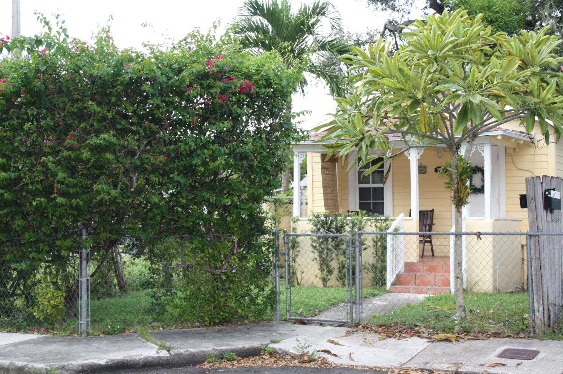 Key West Style Historic Home In Coconut Grove Florida The Yellow House Miami Extérieur photo